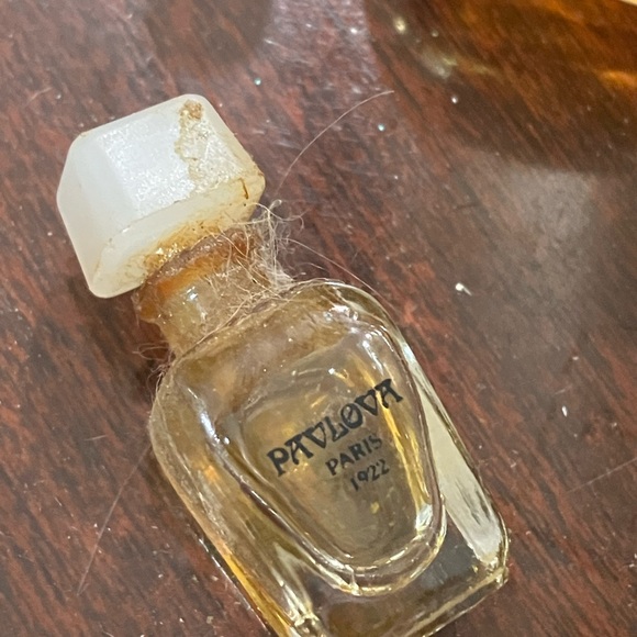 Vintage Lot of 17 Small Perfume and Cologne Bottles Some Full - Picture 16 of 16